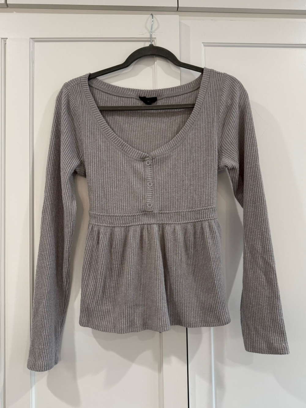 Ribbed Scoop-Neck Peplum Long-Sleeve Top — Light Gray
